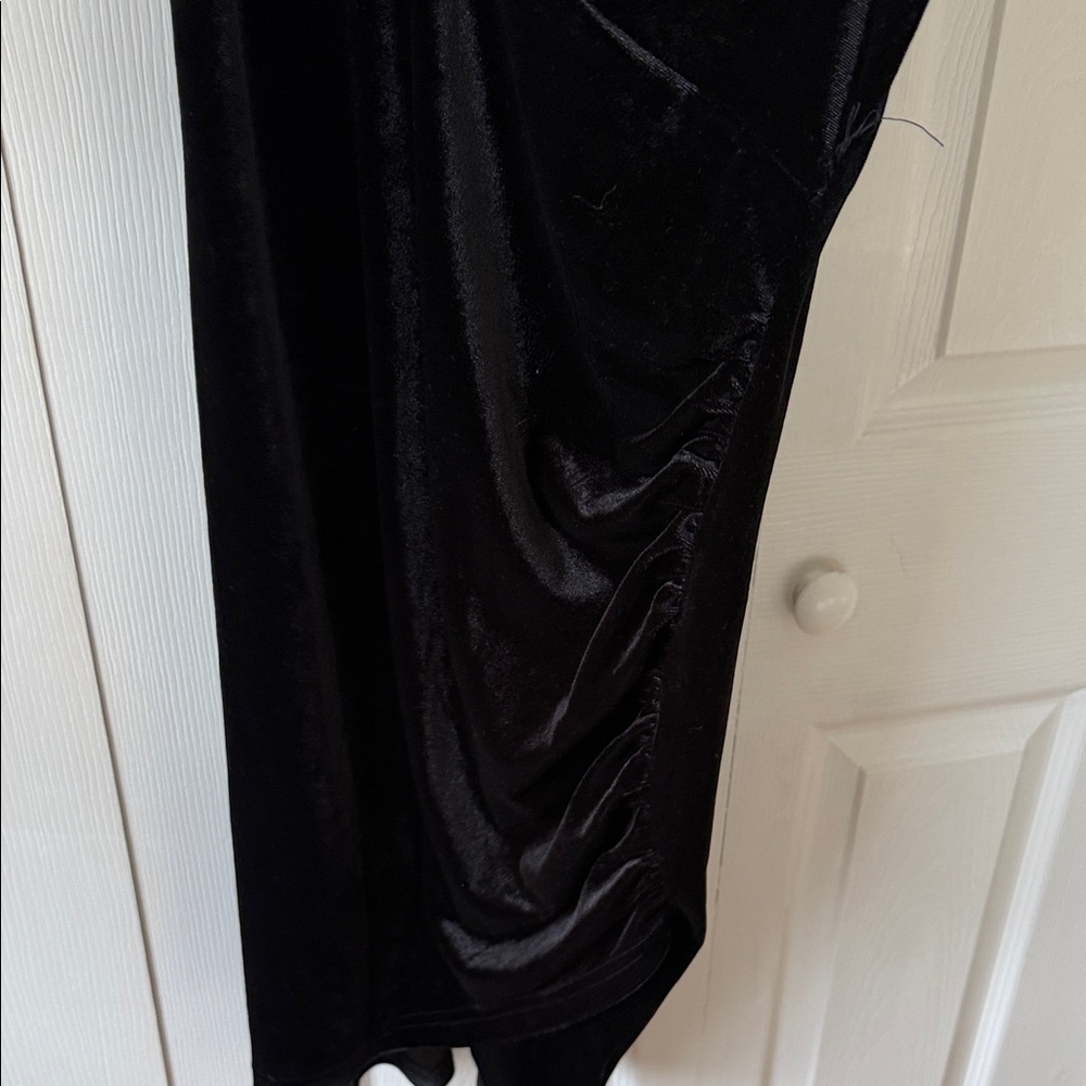 Black Velvet Sleeveless Dress - Picture 5 of 6